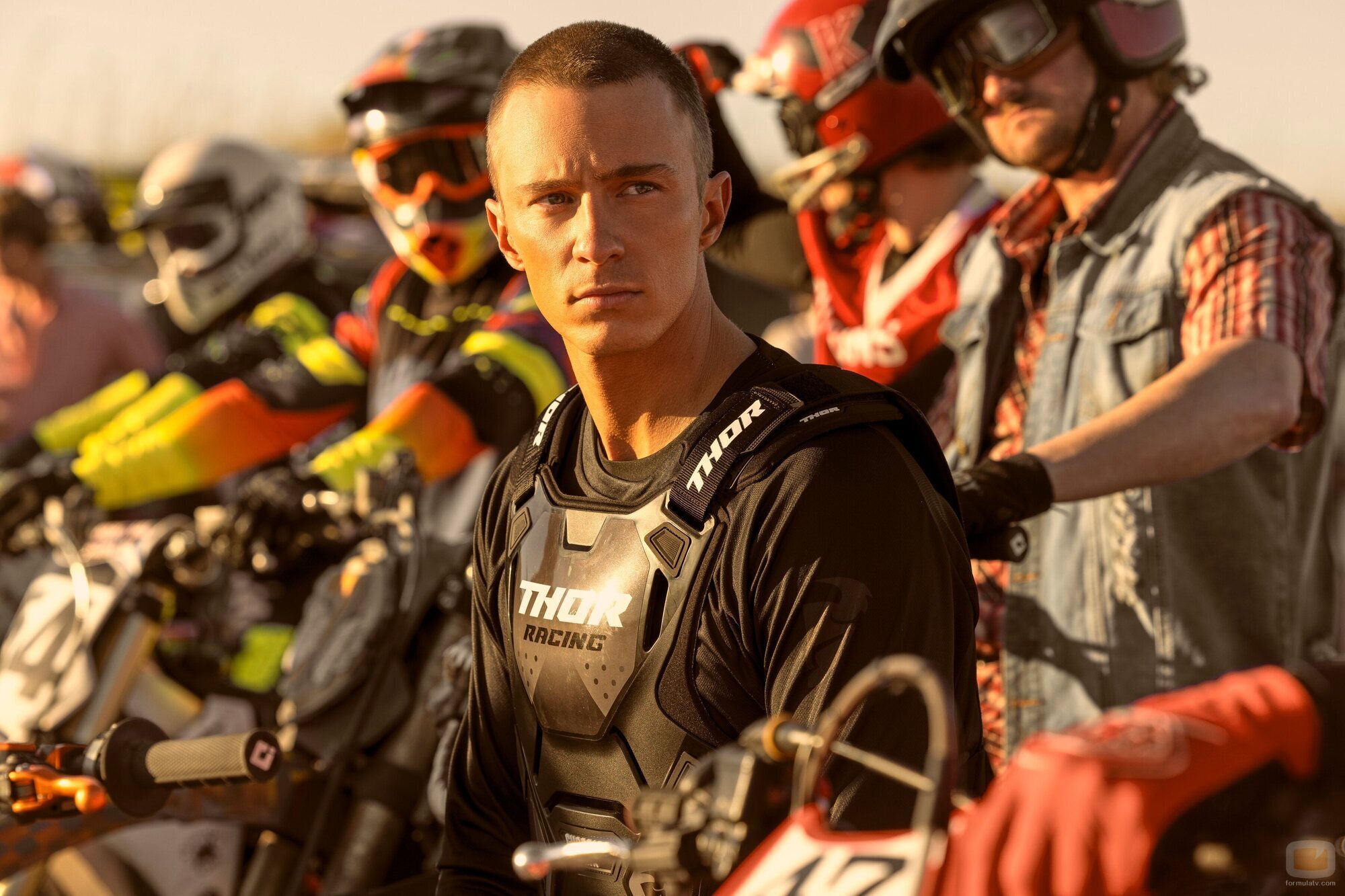 Drew Starkey en el 4x01 de 'Outer Banks'