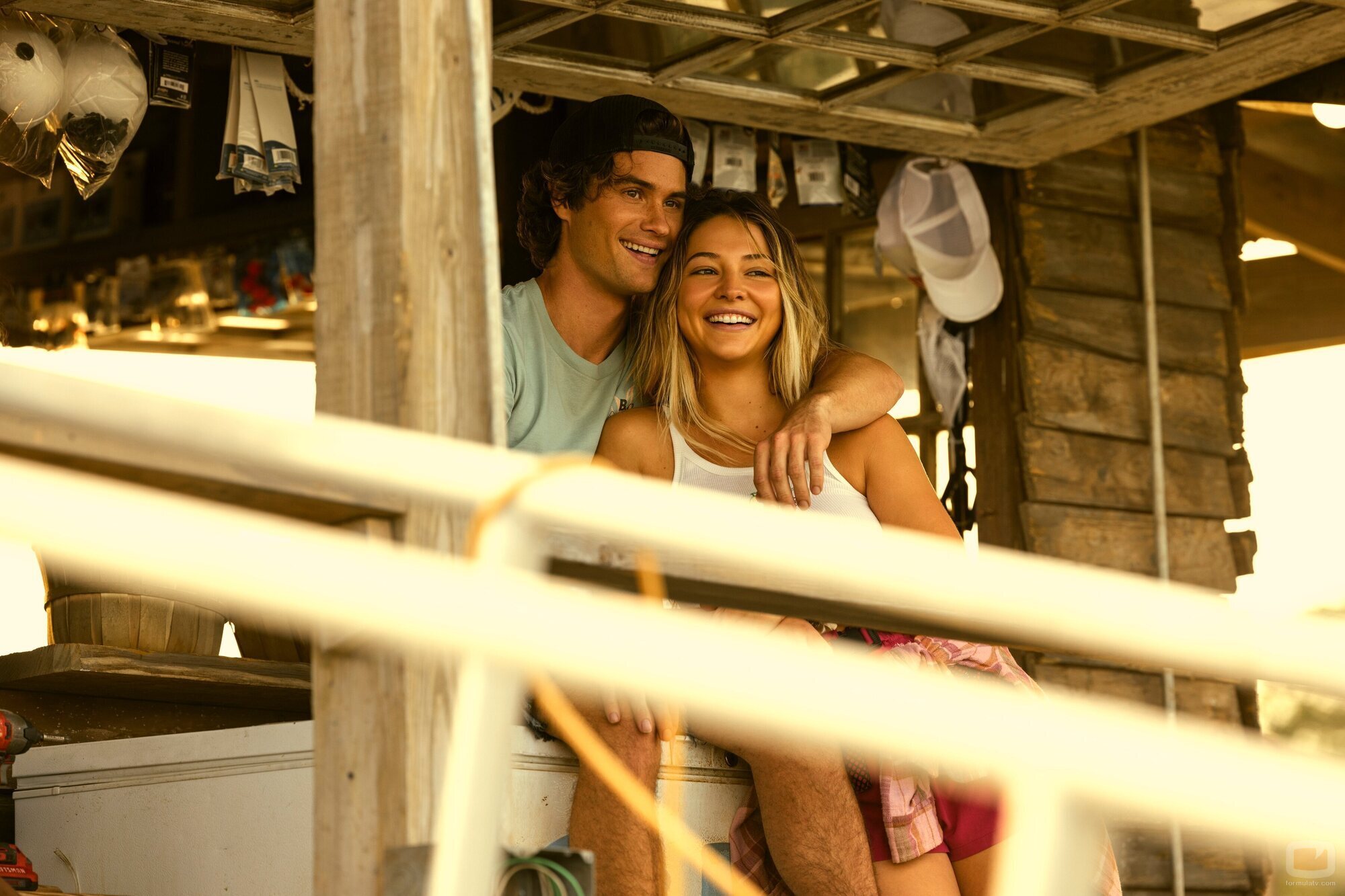 Chase Stokes y Madelyn Cline en 4x01 'El Enduro' de 'Outer Banks'
