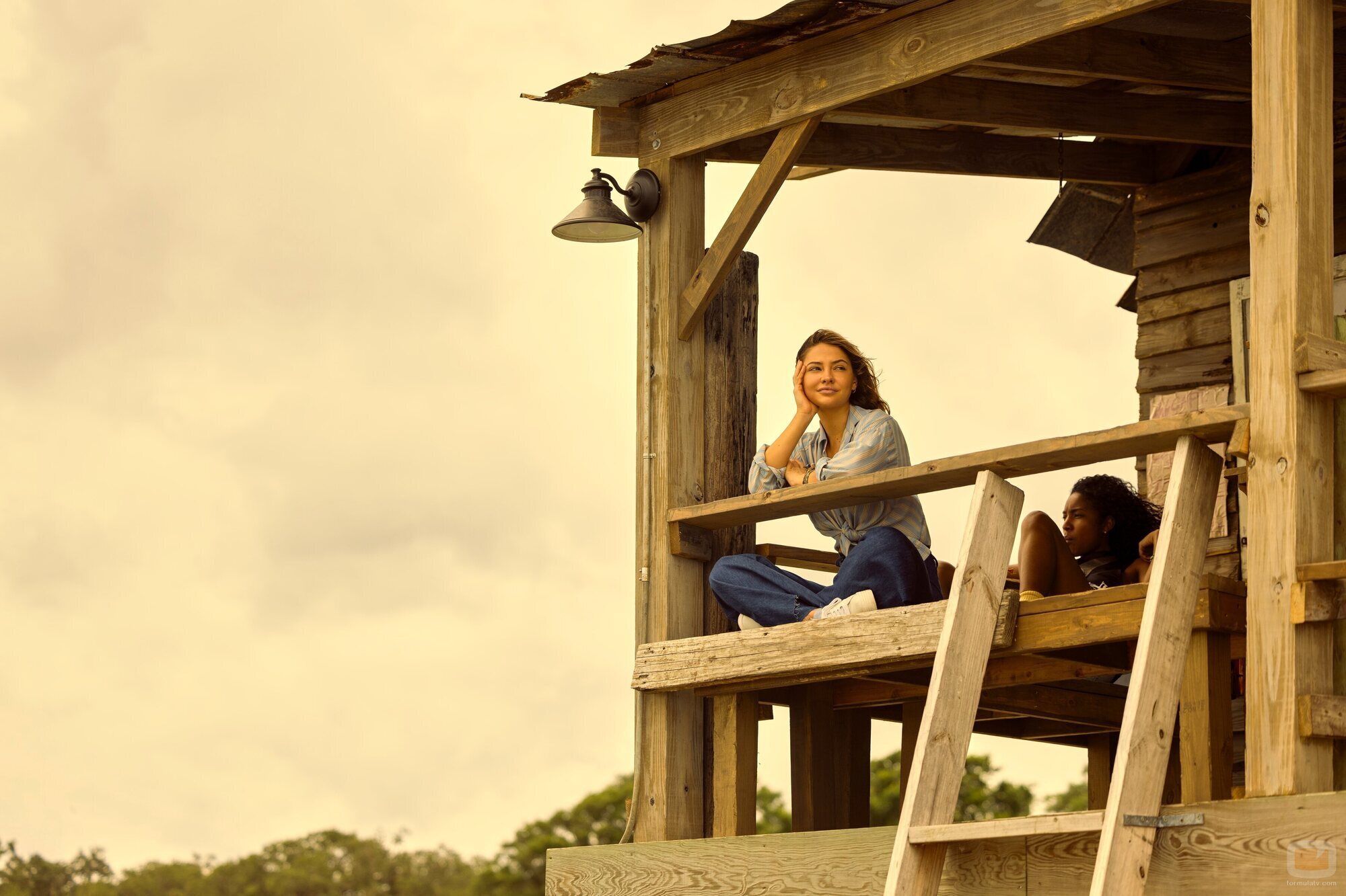 Madelyn Cline y Carlacia Grant en Capítulo 1 titulado 'El Enduro' de 'Outer Banks'