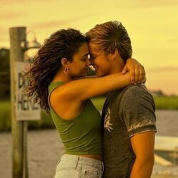 Madison Bailey y Rudy Pankow en la temporada 4 y el capítulo 01 de 'Outer Banks'