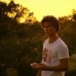 Chase Stokes en Capítulo 1 titulado 'El Enduro' de 'Outer Banks'