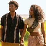 J.D. y Carlacia Grant en 4x01 'El Enduro' de 'Outer Banks'