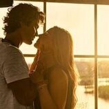 Chase Stokes y Madelyn Cline en la temporada 4 y el capítulo 01 de 'Outer Banks'