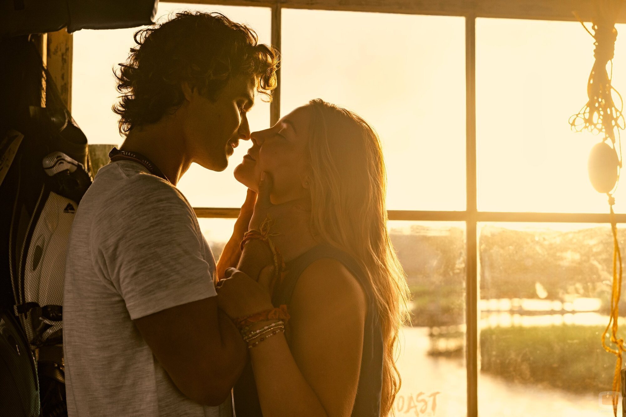 Chase Stokes y Madelyn Cline en la temporada 4 y el capítulo 01 de 'Outer Banks'