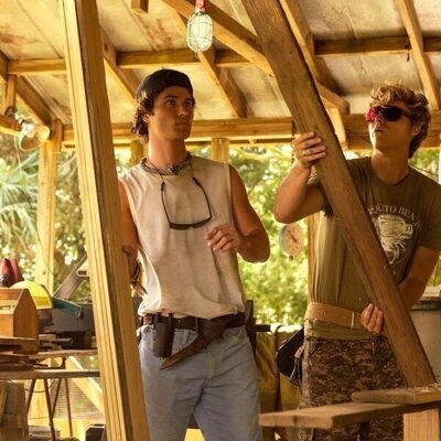 Chase Stokes y Rudy Pankow en el 4x01 de 'Outer Banks'