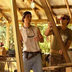 Chase Stokes y Rudy Pankow en el 4x01 de 'Outer Banks'