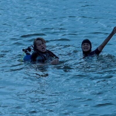 Madison Bailey y Rudy Pankow en la temporada 4 y el capítulo 02 de 'Outer Banks'