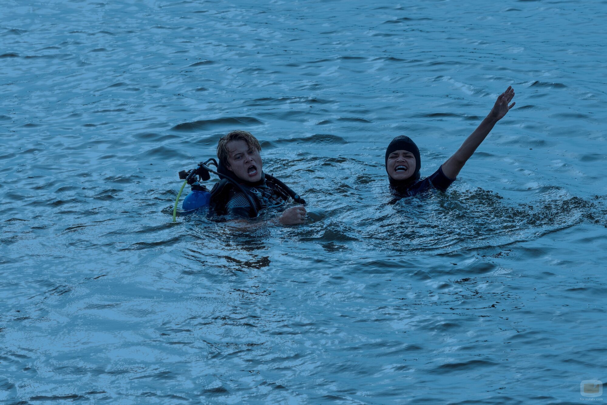 Madison Bailey y Rudy Pankow en la temporada 4 y el capítulo 02 de 'Outer Banks'