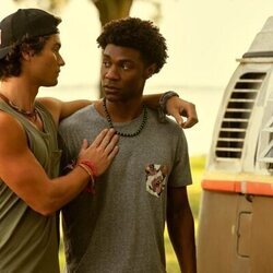 Chase Stokes y J.D. en la temporada 4 y el capítulo 02 de 'Outer Banks'