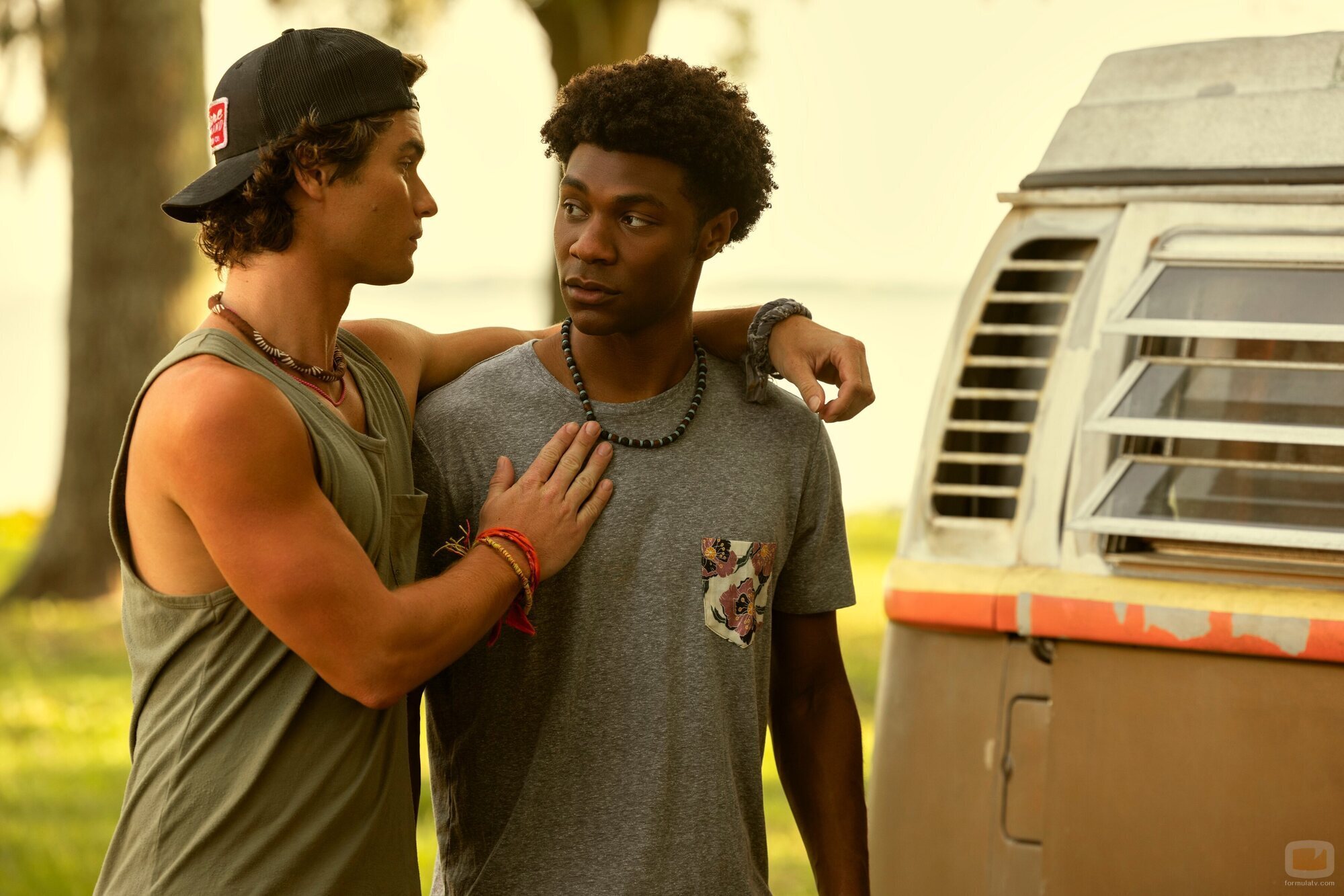 Chase Stokes y J.D. en la temporada 4 y el capítulo 02 de 'Outer Banks'