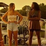 Madelyn Cline y Carlacia Grant en el 4x02 de 'Outer Banks'