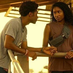 J.D. y Carlacia Grant en el 4x02 de 'Outer Banks'