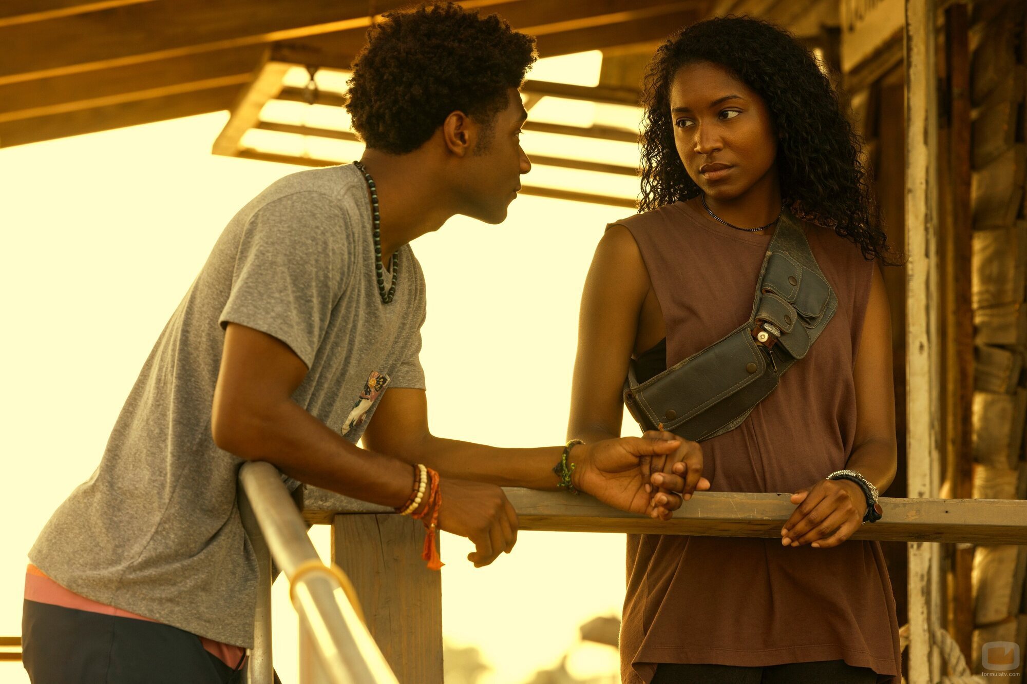 J.D. y Carlacia Grant en el 4x02 de 'Outer Banks'