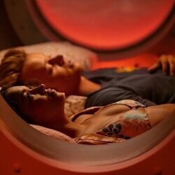 Madison Bailey y Rudy Pankow en 4x02 titulado 'Barbanegra' de 'Outer Banks'