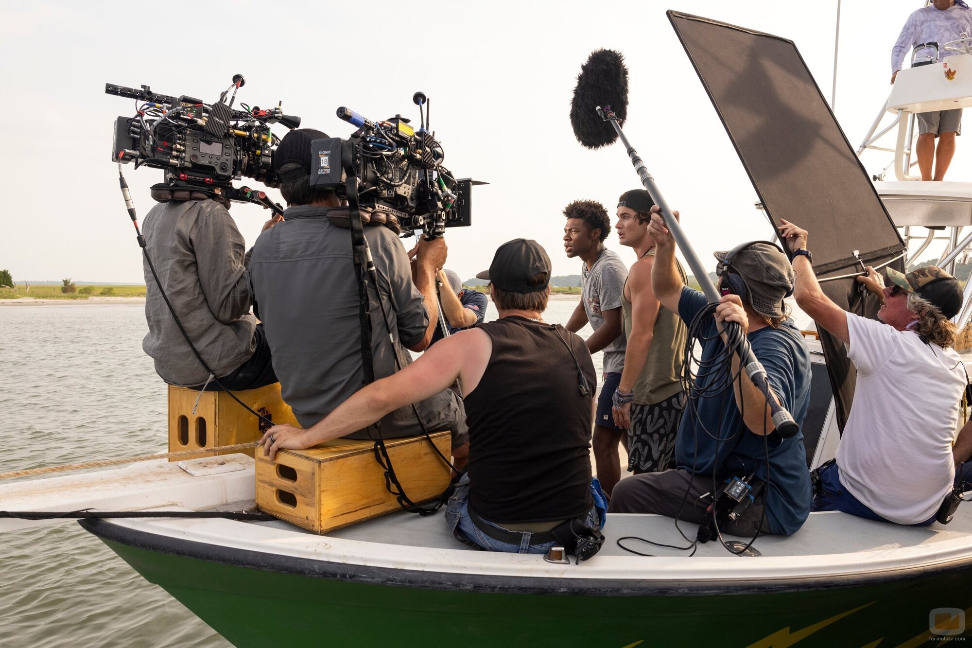 Chase Stokes y J.D. en Capítulo 2 titulado 'Barbanegra' de 'Outer Banks'