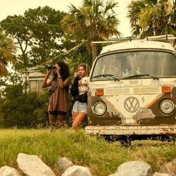 Madelyn Cline y Carlacia Grant en 'Barbanegra' de 'Outer Banks'