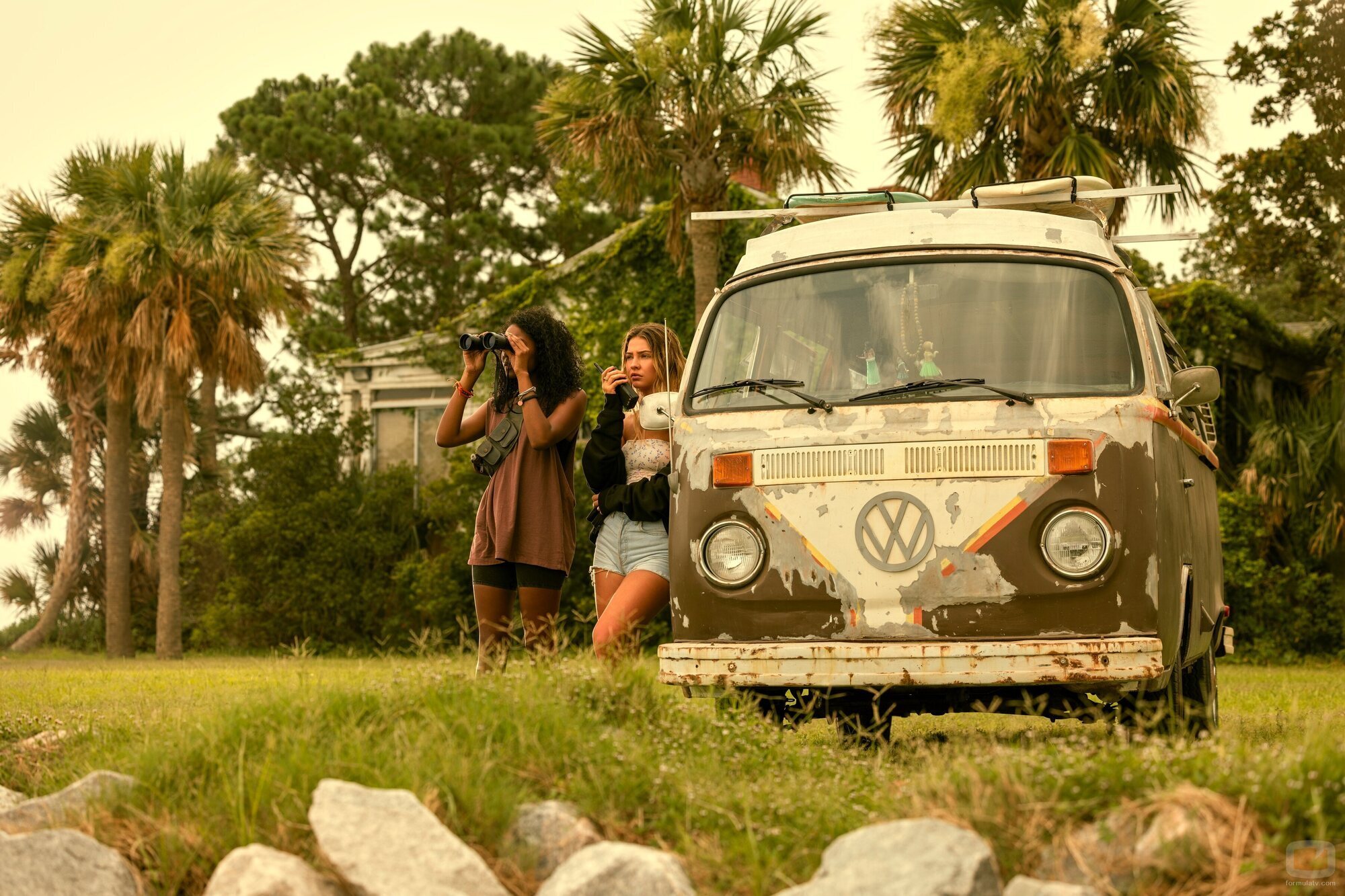 Madelyn Cline y Carlacia Grant en 'Barbanegra' de 'Outer Banks'