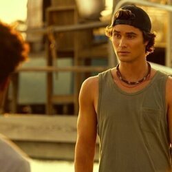 Chase Stokes en Capítulo 2 titulado 'Barbanegra' de 'Outer Banks'