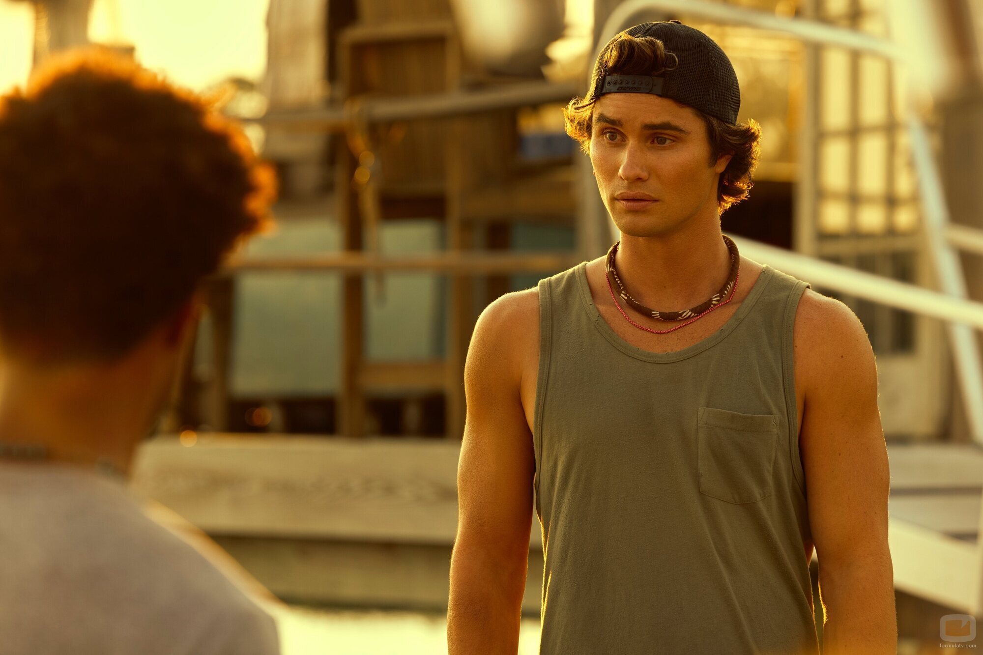 Chase Stokes en Capítulo 2 titulado 'Barbanegra' de 'Outer Banks'