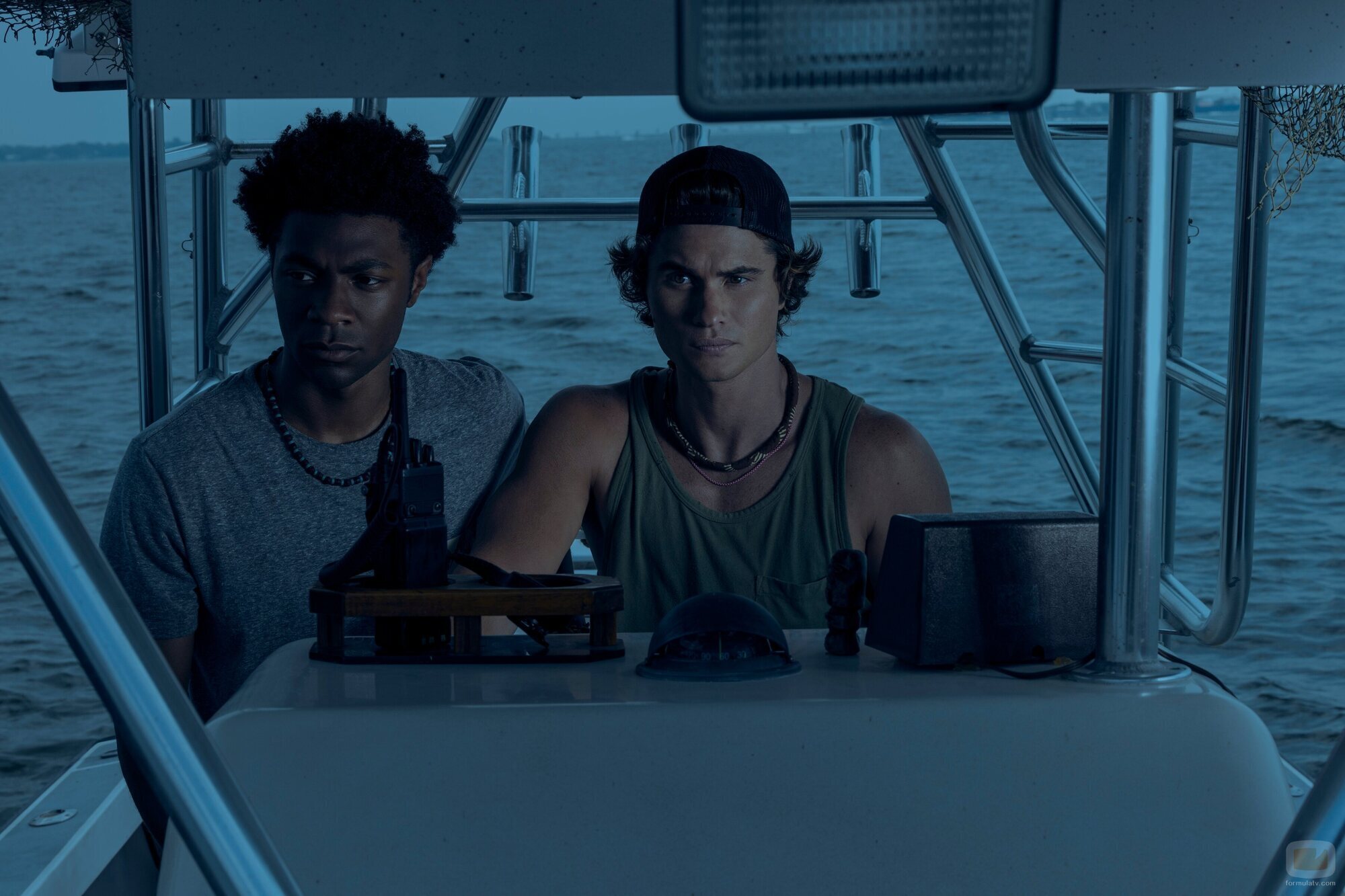 Chase Stokes y J.D. en 'Barbanegra' de 'Outer Banks'