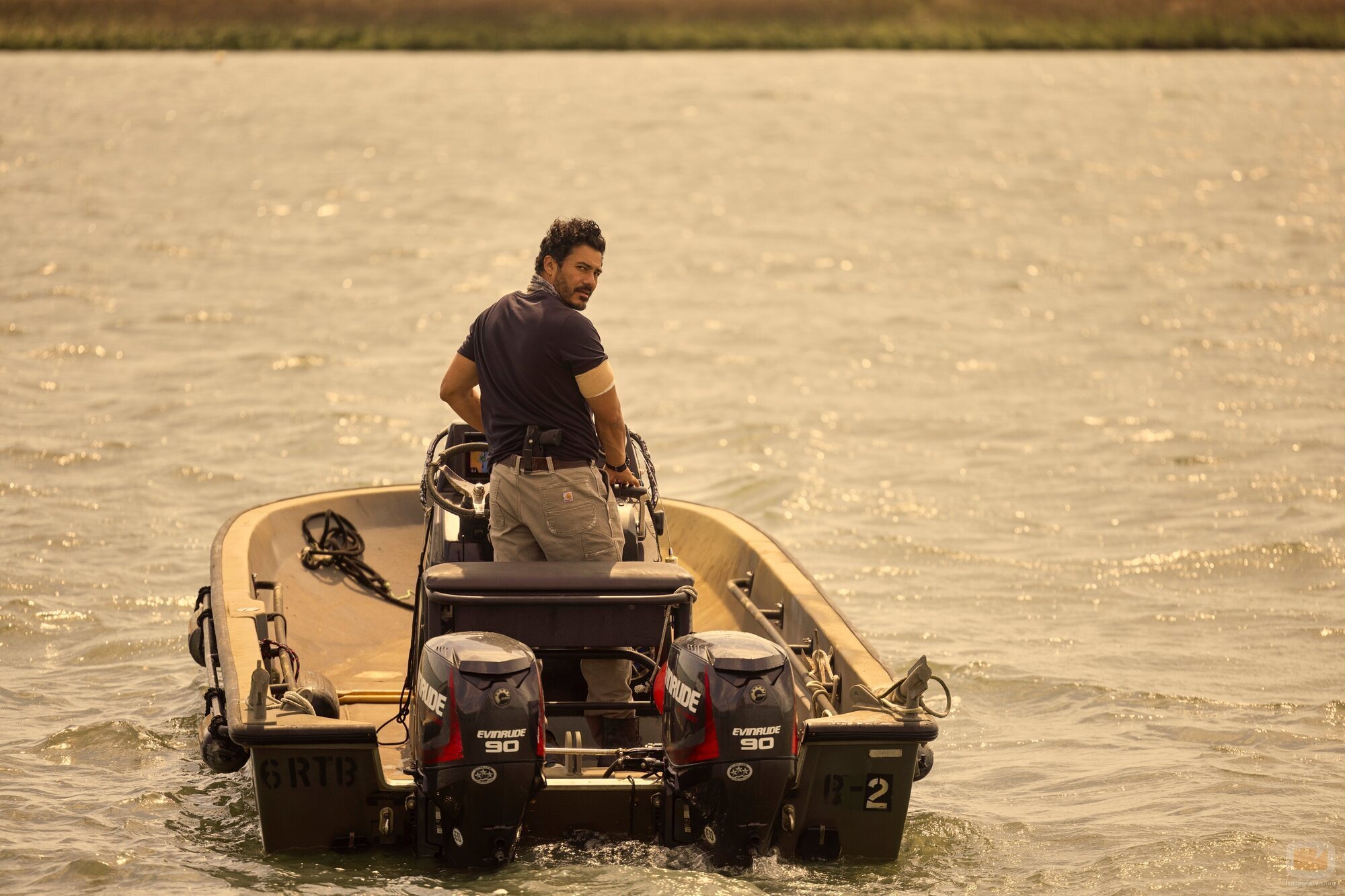 Rigo Sanchez en Capítulo 3 titulado 'Los Corsarios Lupinos' de 'Outer Banks'