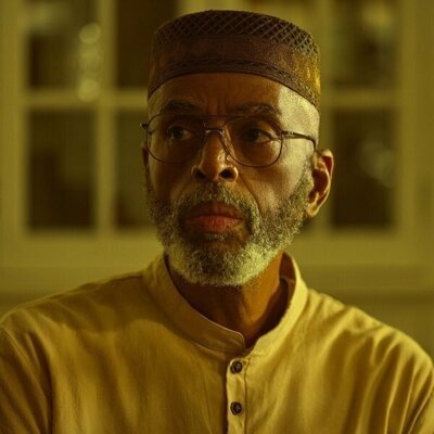 Al Mitchell en Capítulo 3 titulado 'Los Corsarios Lupinos' de 'Outer Banks'