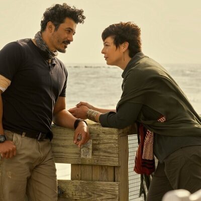 Pollyanna McIntosh y Rigo Sanchez en 4x03 titulado 'Los Corsarios Lupinos' de 'Outer Banks'