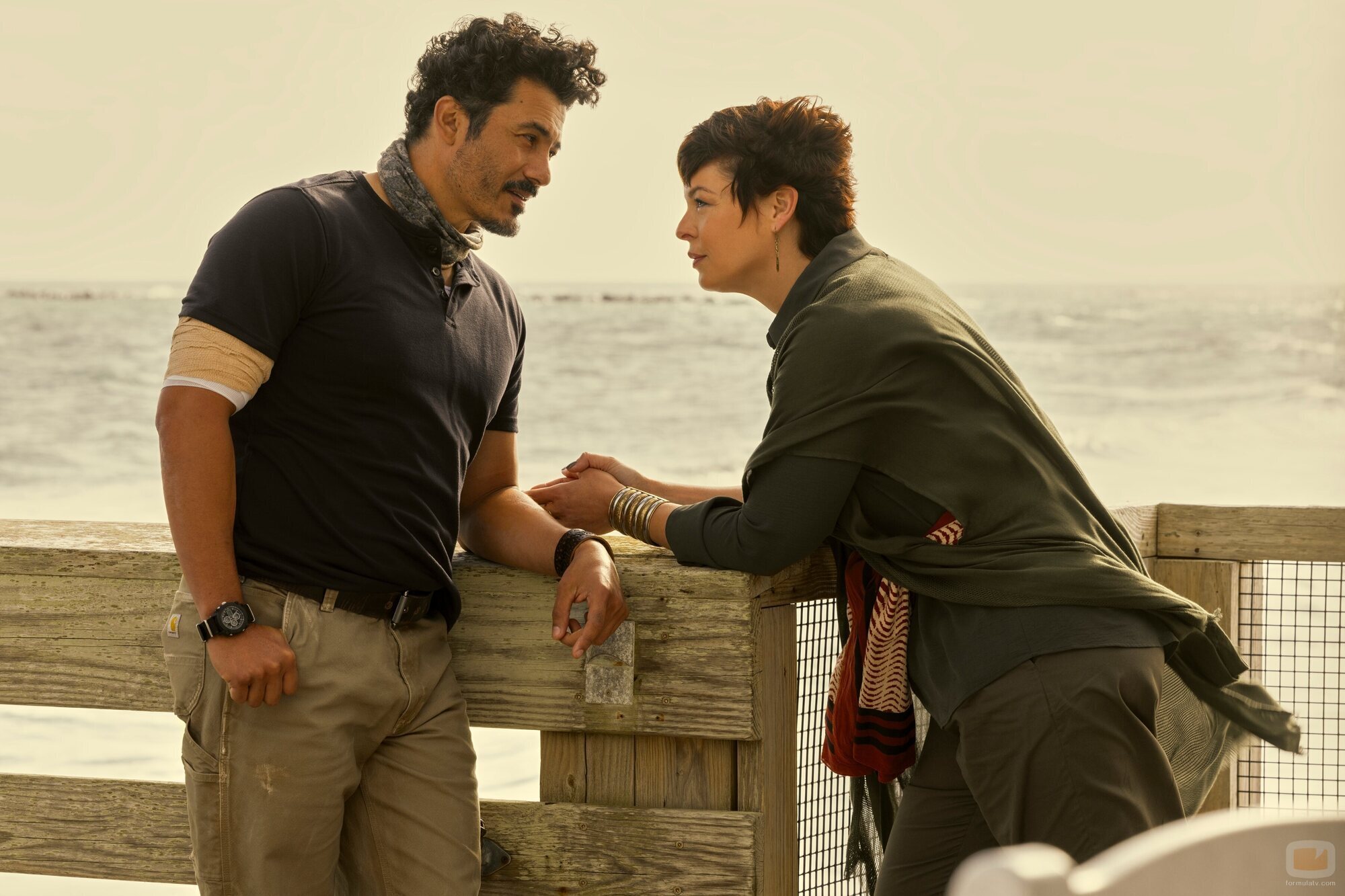 Pollyanna McIntosh y Rigo Sanchez en 4x03 titulado 'Los Corsarios Lupinos' de 'Outer Banks'