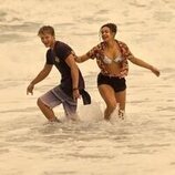 Madison Bailey y Rudy Pankow en la temporada 4 y el capítulo 03 de 'Outer Banks'