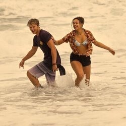 Madison Bailey y Rudy Pankow en la temporada 4 y el capítulo 03 de 'Outer Banks'