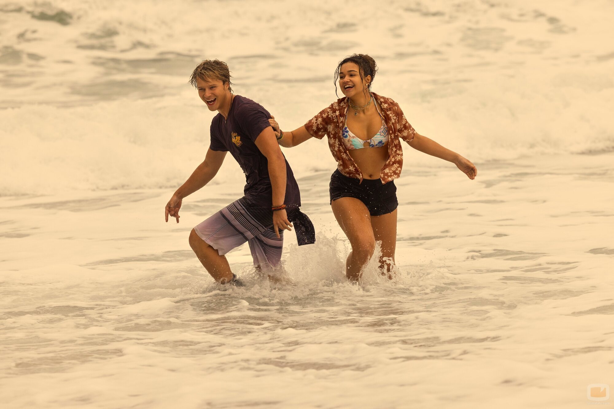 Madison Bailey y Rudy Pankow en la temporada 4 y el capítulo 03 de 'Outer Banks'
