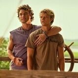 Chase Stokes y Rudy Pankow en 4x03 'Los Corsarios Lupinos' de 'Outer Banks'