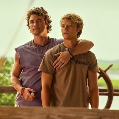 Chase Stokes y Rudy Pankow en 4x03 'Los Corsarios Lupinos' de 'Outer Banks'