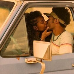 J.D. y Carlacia Grant en 4x03 titulado 'Los Corsarios Lupinos' de 'Outer Banks'