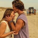 Chase Stokes y Madelyn Cline en 'Olas' de 'Outer Banks'