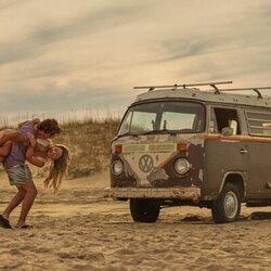 Chase Stokes y Madelyn Cline en la temporada 4 y el capítulo 04 de 'Outer Banks'