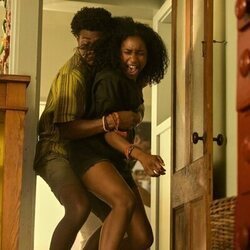 J.D. y Carlacia Grant en Capítulo 4 titulado 'Olas' de 'Outer Banks'