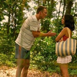 Fiona Palomo y Drew Starkey en 4x04 'Olas' de 'Outer Banks'