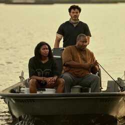 Rigo Sanchez y Carlacia Grant en Capítulo 4 titulado 'Olas' de 'Outer Banks'