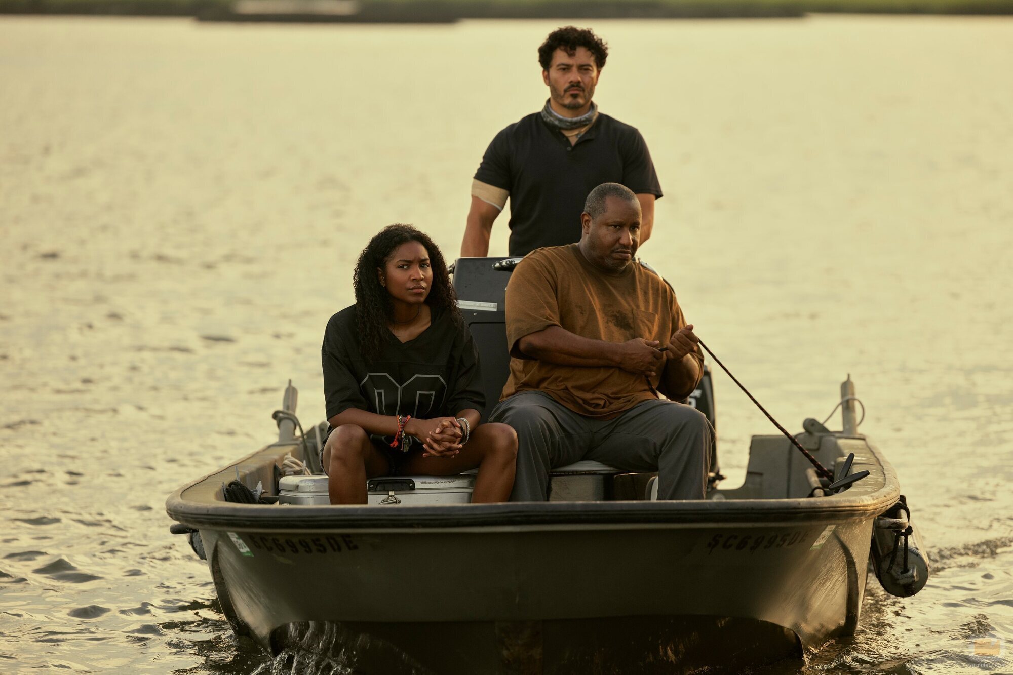 Rigo Sanchez y Carlacia Grant en Capítulo 4 titulado 'Olas' de 'Outer Banks'