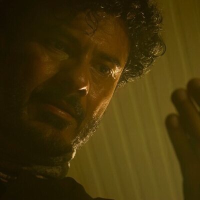 Rigo Sanchez en 4x04 titulado 'Olas' de 'Outer Banks'