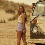 Madelyn Cline y Madison Bailey en 'Olas' de 'Outer Banks'