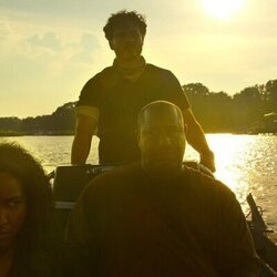 Rigo Sanchez y Carlacia Grant en 'Olas' de 'Outer Banks'