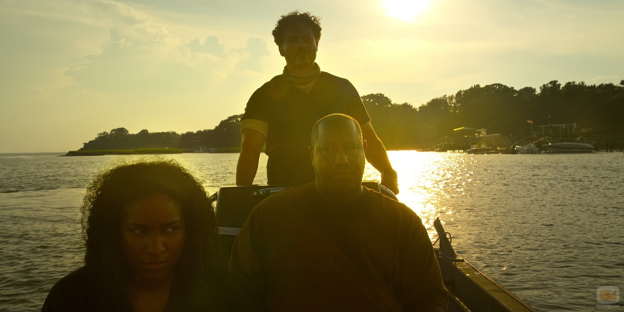 Rigo Sanchez y Carlacia Grant en 'Olas' de 'Outer Banks'