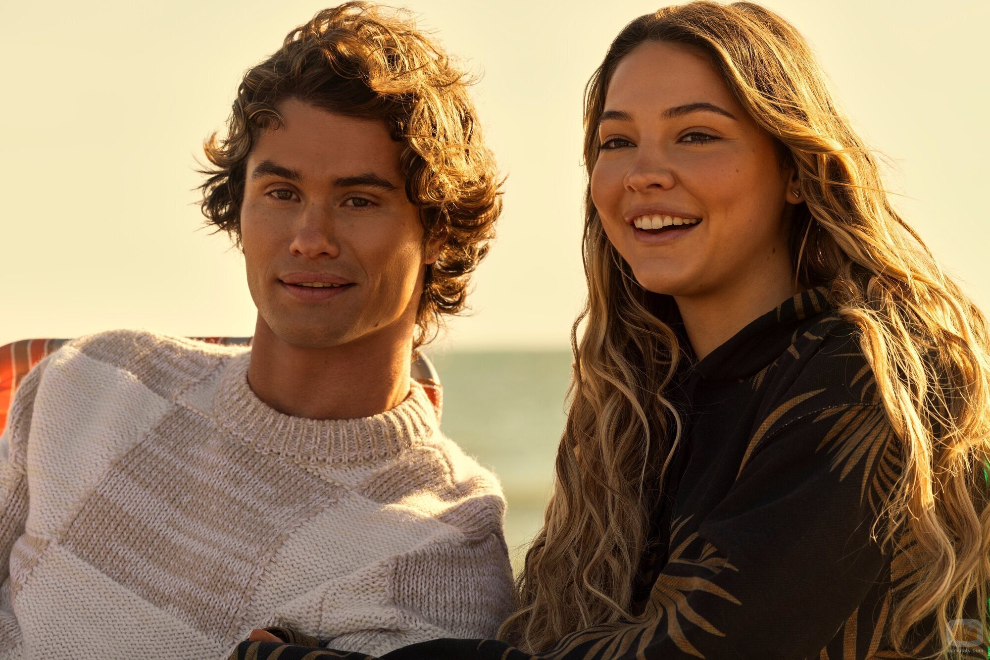 Chase Stokes y Madelyn Cline en Capítulo 4 titulado 'Olas' de 'Outer Banks'