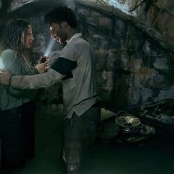 Madelyn Cline y J.D. en 4x05 titulado 'Albatros' de 'Outer Banks'