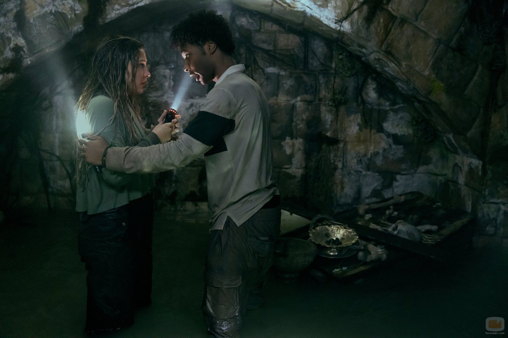 Madelyn Cline y J.D. en 4x05 titulado 'Albatros' de 'Outer Banks'
