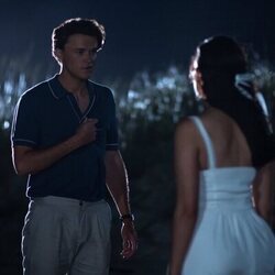 Lola Tung y Christopher Briney en Capítulo 7 titulado 'La última celebración' de 'El verano en que me enamoré'