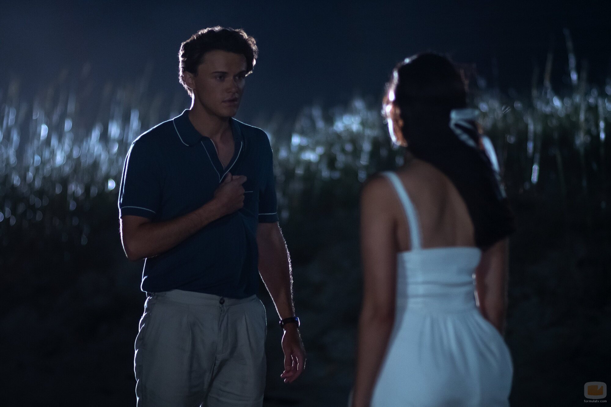 Lola Tung y Christopher Briney en Capítulo 7 titulado 'La última celebración' de 'El verano en que me enamoré'