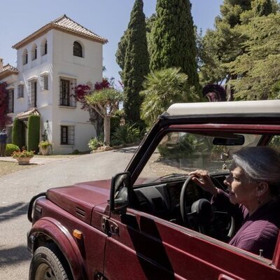 Kiti Mánver en la temporada 1 y el capítulo 01 de 'Dos tumbas'